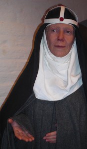 Heliga Birgittas dotter Katarina välkomnar i Vadstena klostermuseum.