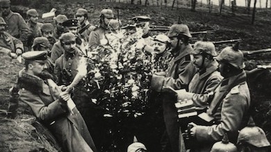 Tyska och engelska soldater möts på julafton 1914.