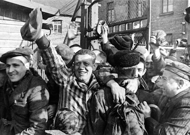 Sovjetsoldater omfamnas då de befriat Auschwitz