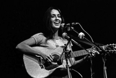  Joan Baez sjunger ”Where are you my son?” (Wikicommons)