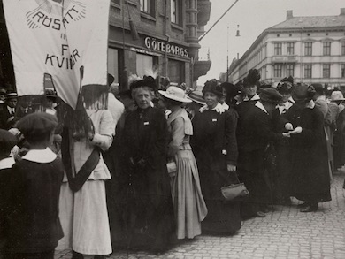 demonstrationståg för kvinnlig rösträtt i Göteborg 1918. 