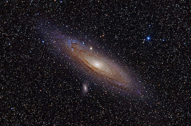 Av Adam Evans - M31, the Andromeda Galaxy (now with h-alpha)Uploaded by NotFromUtrecht, CC BY 2.
