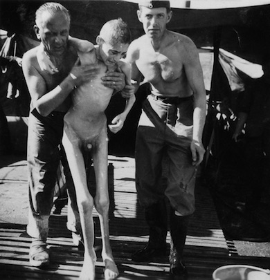 Utmärglad pojke vid Belsenlägret räddas av rödakorsarbetare