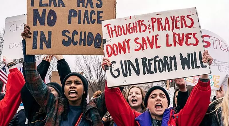 Demonstration av tonåringar utanför Vita huset, organiserat av det nybildade ”Teens For Gun Reform” efter skjutningen i Florida. Foto: Lorie Shaull, Washington, USA. Wikimedia