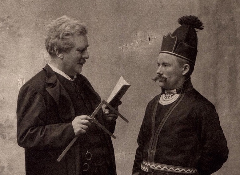 Professor Gustaf Retzius och herr Fjällstedt från Härjedalen, 1905.[23] Retzius utför antropologiska mätningar.