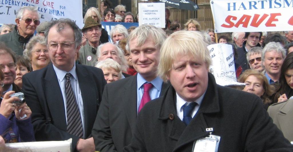 Premiärminister Boris Johnson i demonstration mot nedläggningen av sjukhusplatser 2006. Foto: Johnhemming, eng. Wikipedia.